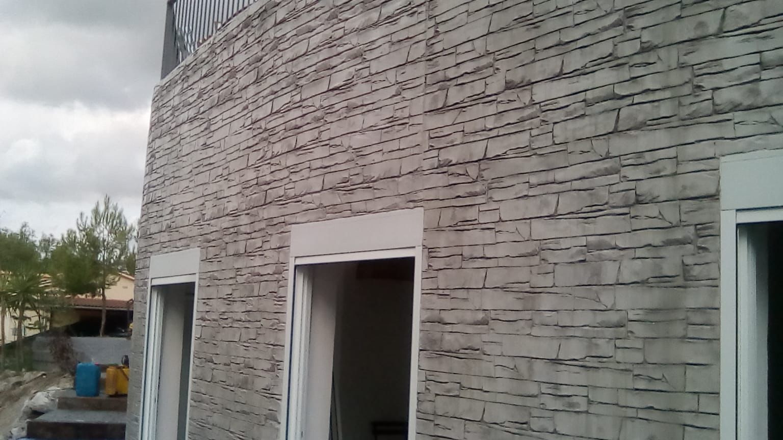 Beton amprentat – curte vilă model piatră