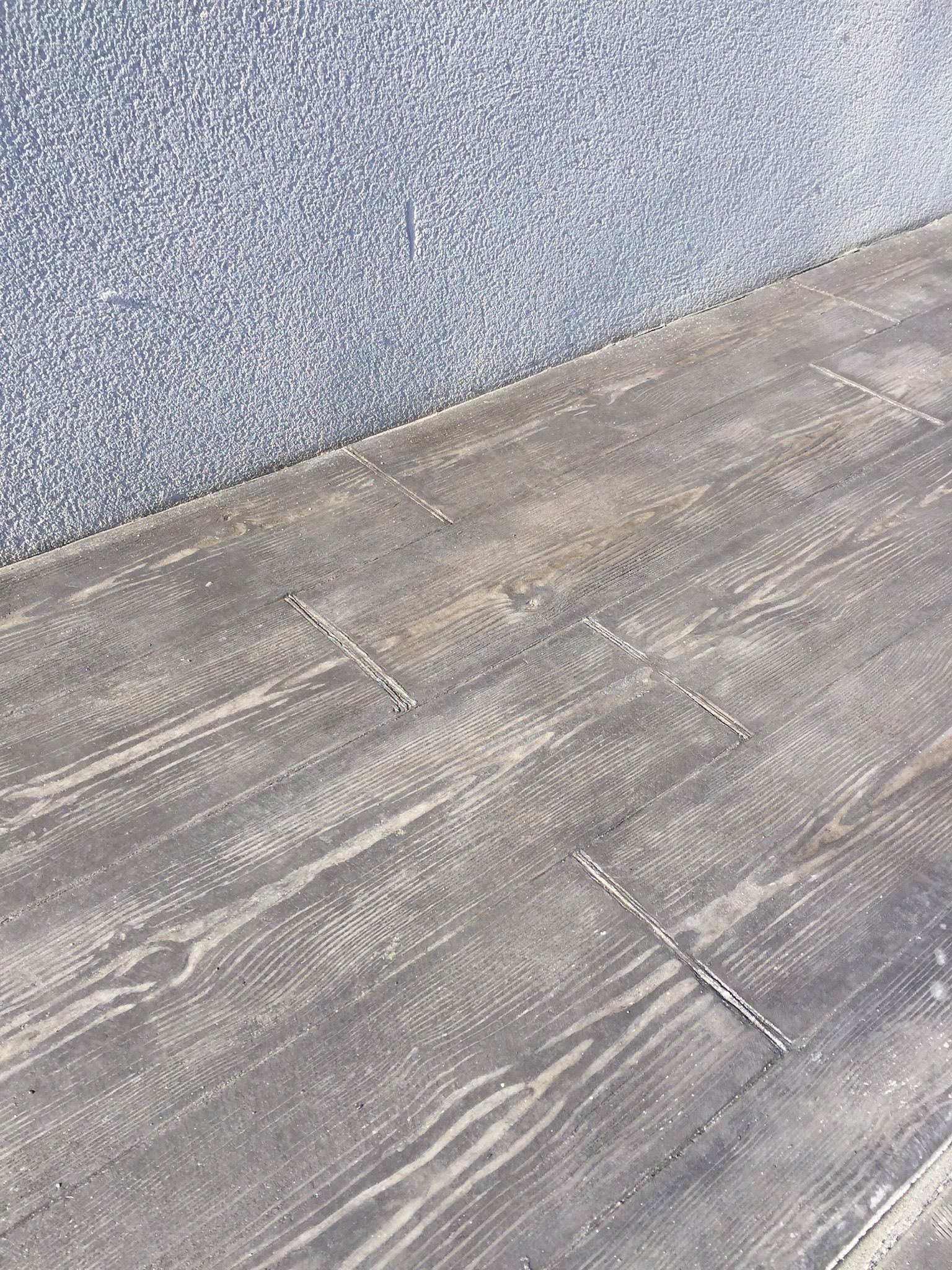 Beton amprentat model lemn – alee exterioară elegantă