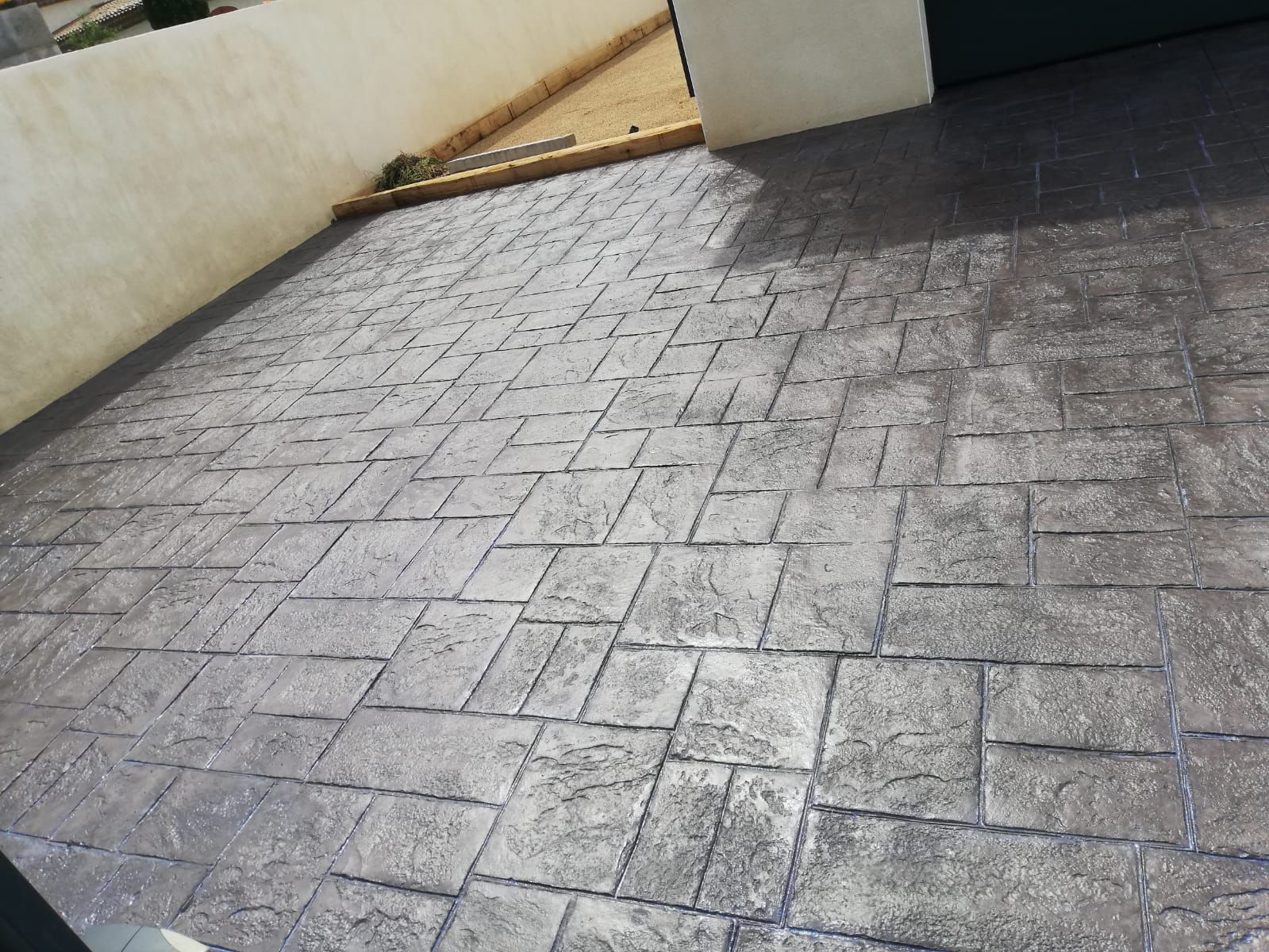 Beton amprentat curte – model pavaj clasic