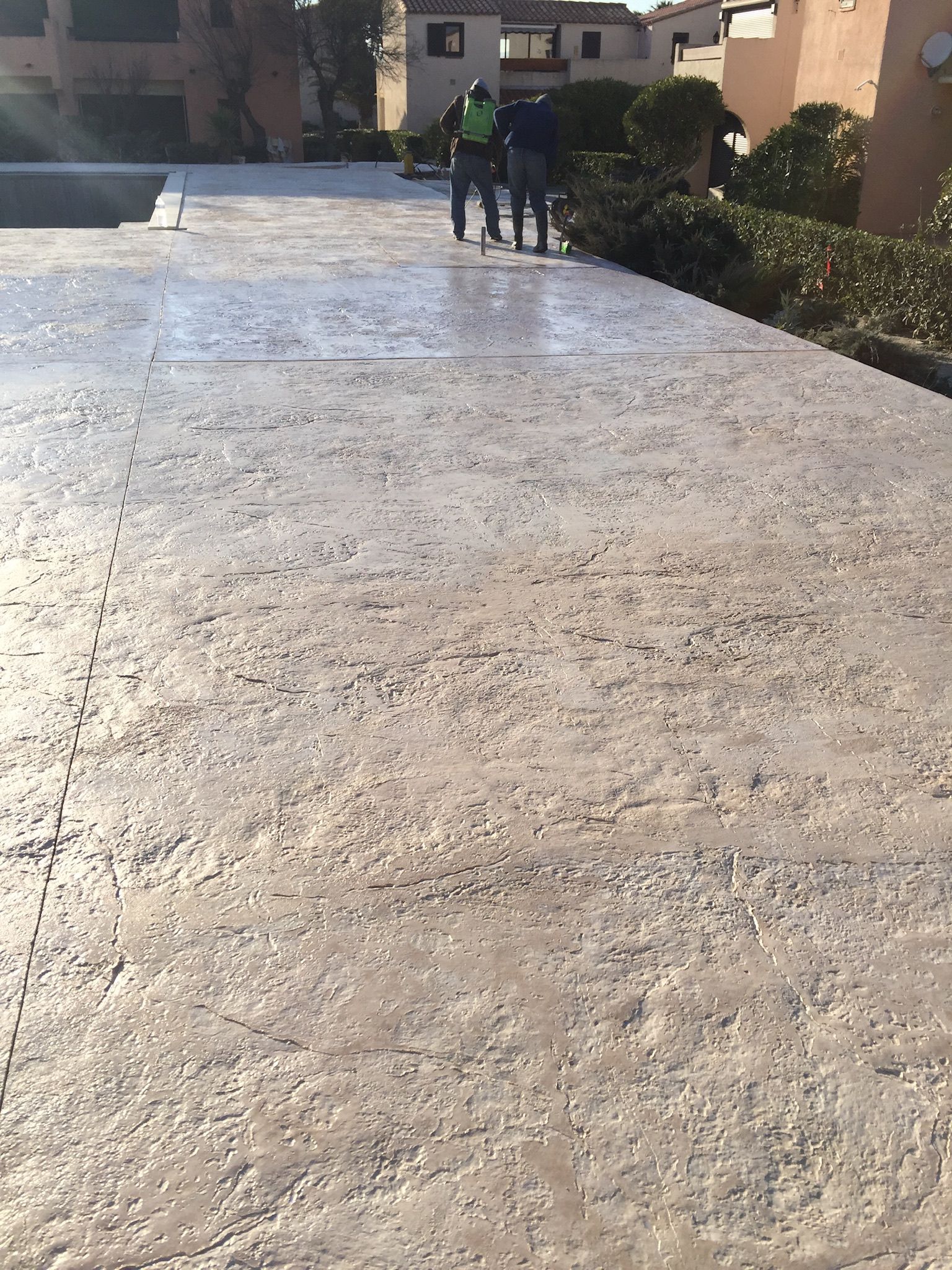Terasă mare beton amprentat – echipă în lucru, aplicare sigilant
