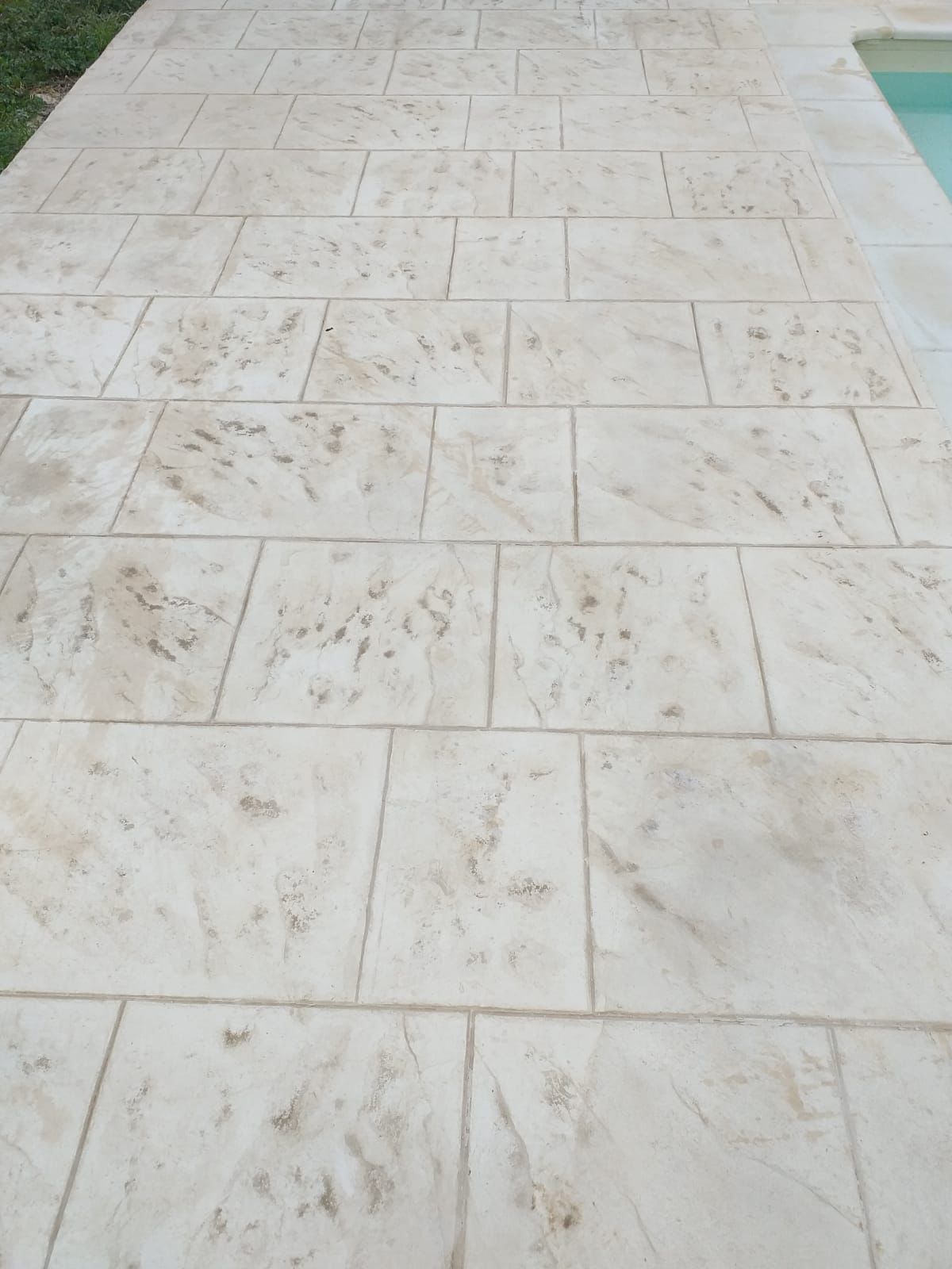 Lucrare beton amprentat în desfășurare – turnare și amprentare